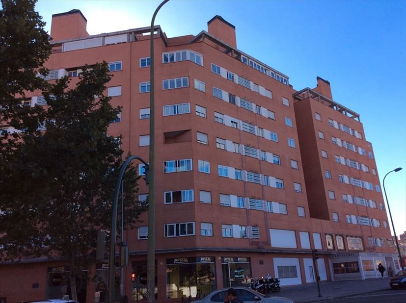 Exterior view of Flat for sale in  Madrid Capital  with Storage room, Balcony and Community pool