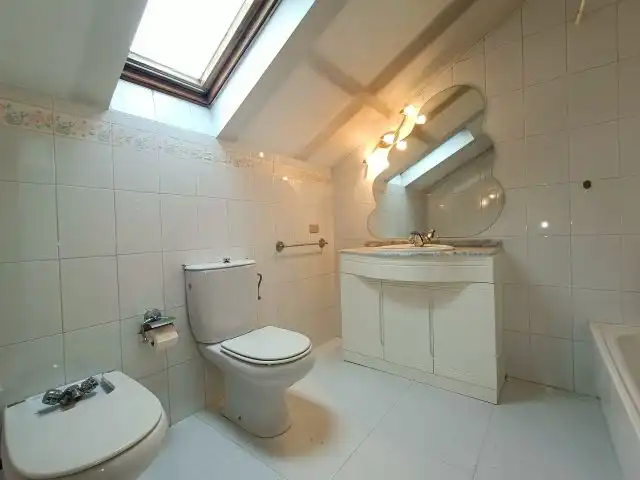 Baño de Casa o chalet en venta en Vigo  con Calefacción, Jardín privado y Parquet
