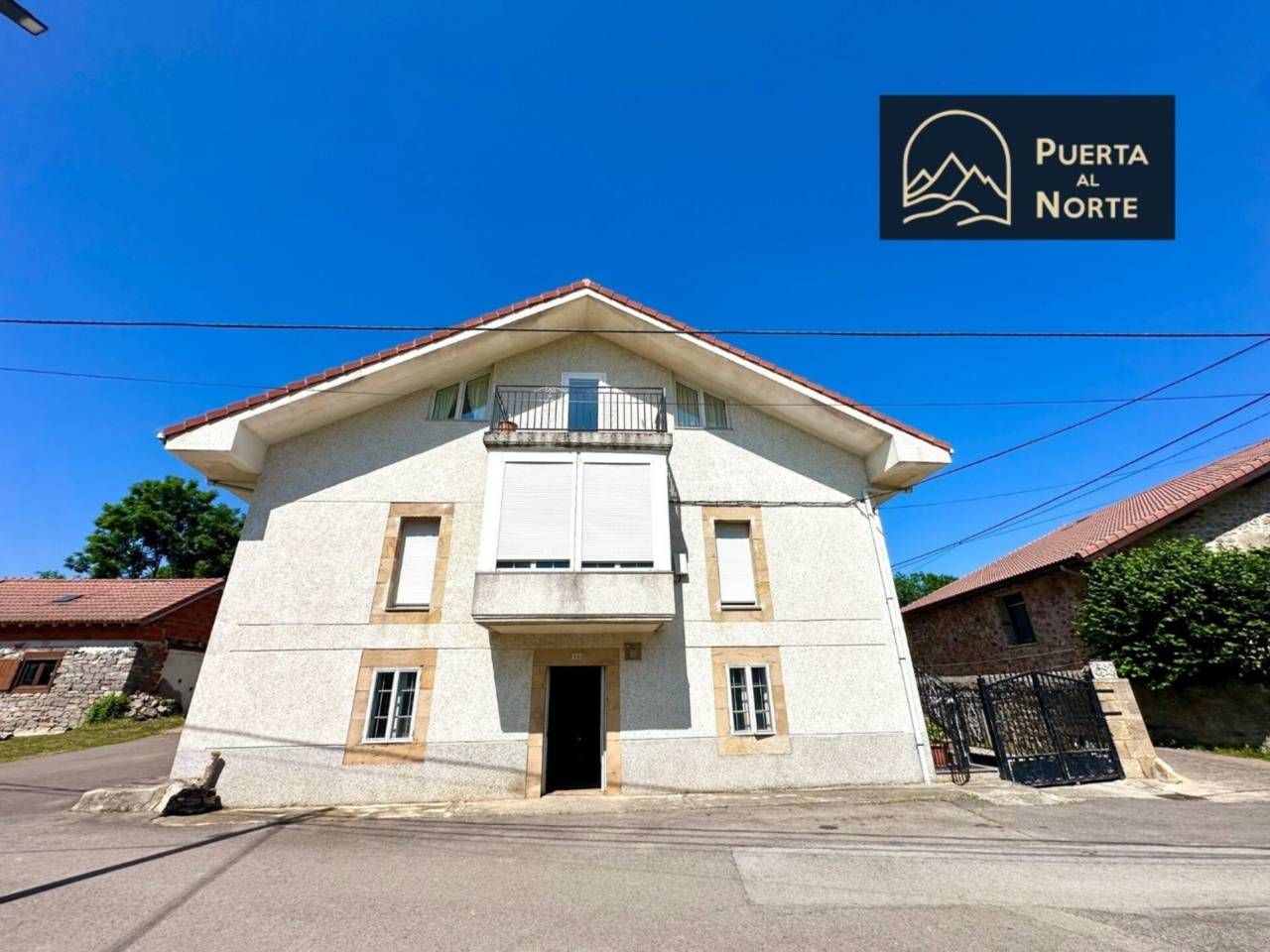 Vista exterior de Casa o xalet en venda en Hermandad de Campoo de Suso amb Calefacció i Terrassa