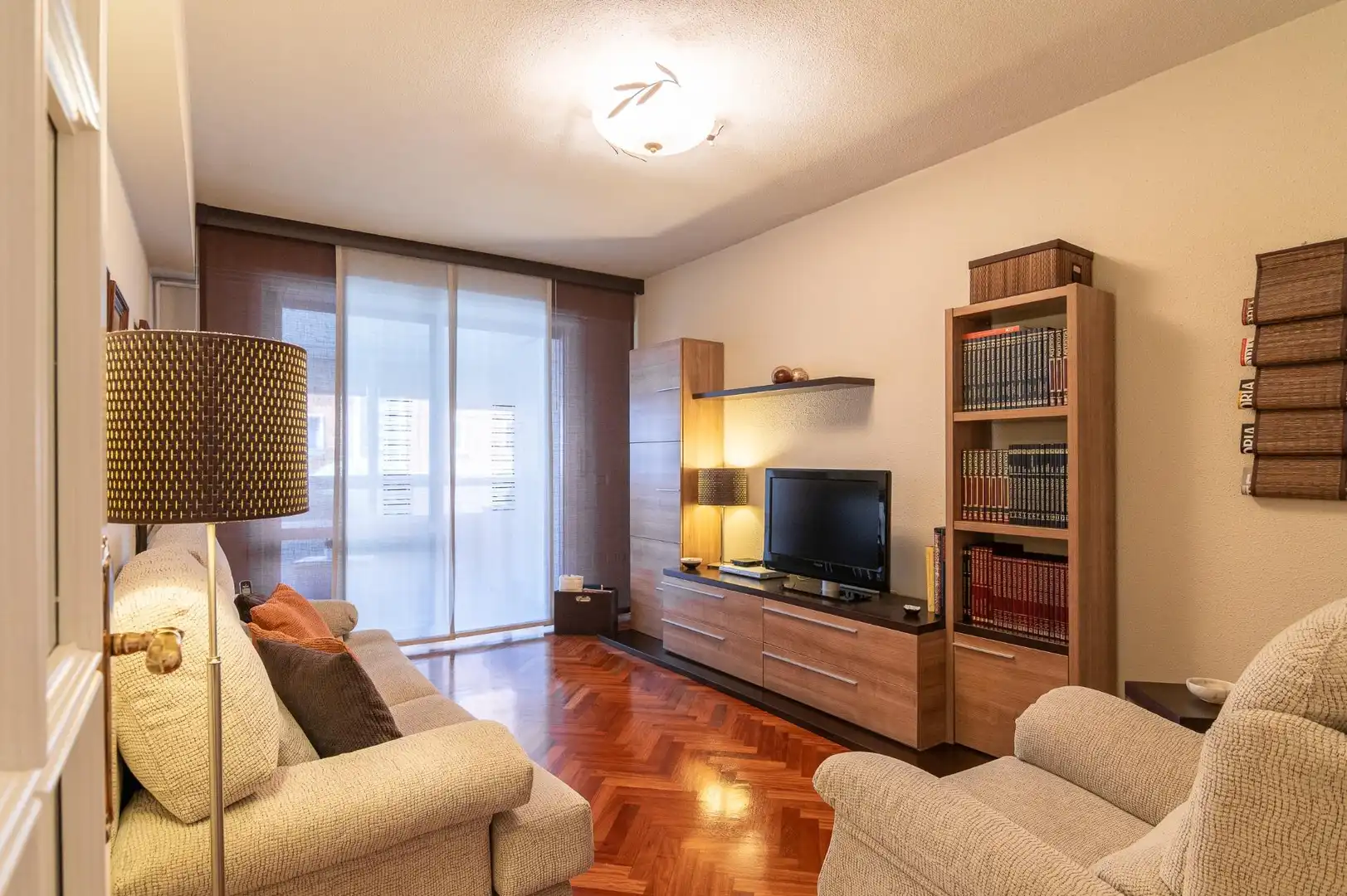 Sala de estar de Piso en venta en  Pamplona / Iruña con Parquet