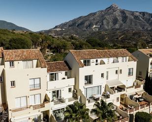 Vista exterior de Casa adosada en venda en Marbella amb Aire condicionat, Terrassa i Piscina