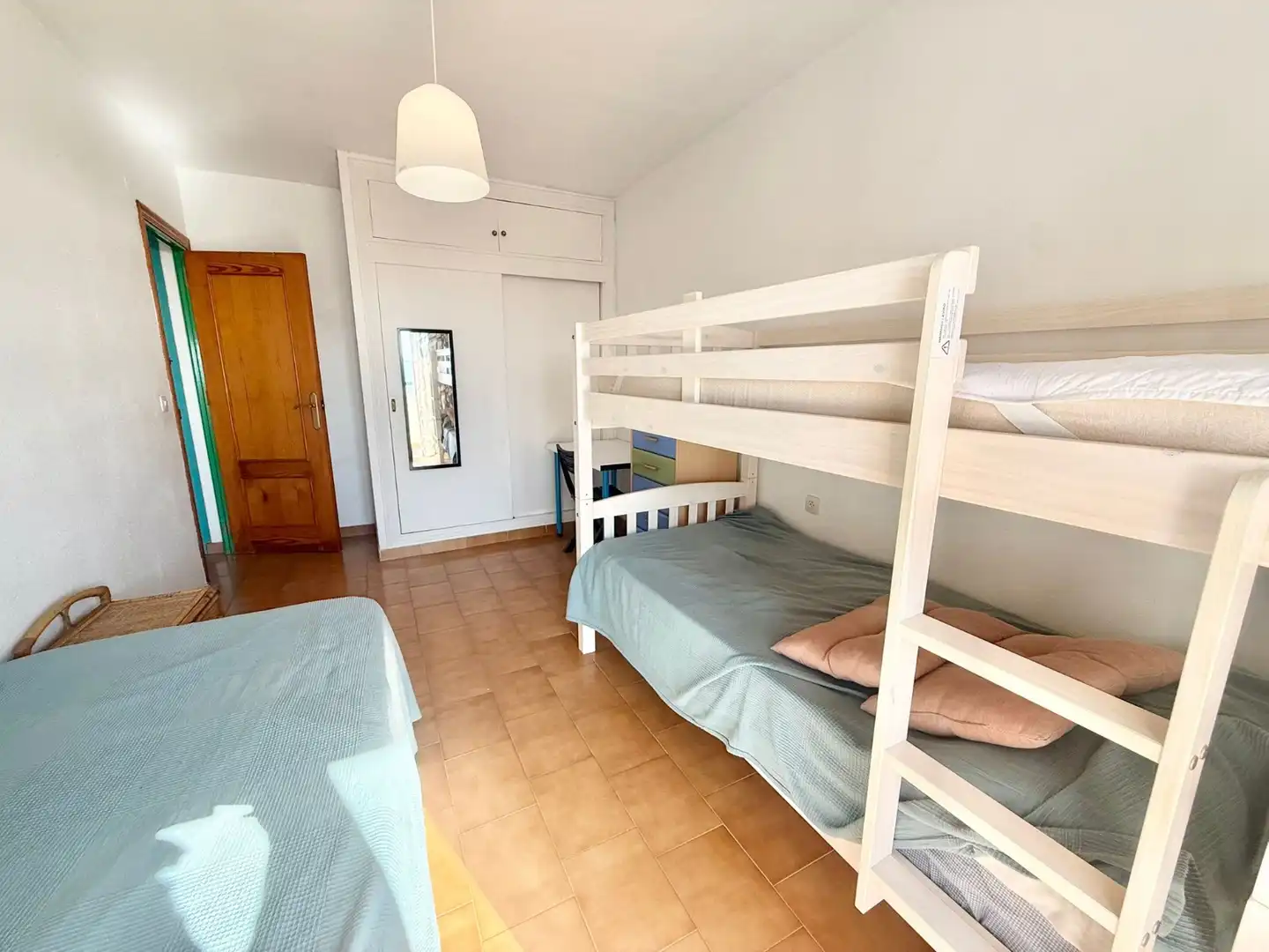 Dormitori de Apartament de lloguer en La Manga del Mar Menor amb Calefacció, Terrassa i Piscina