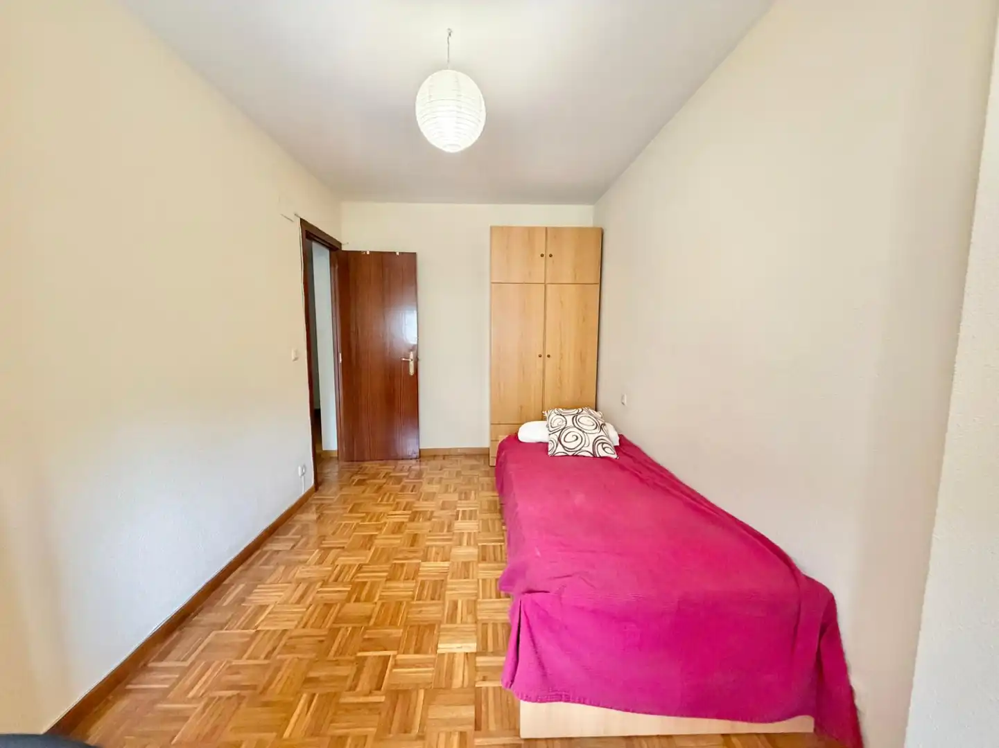 Habitación de Piso de alquiler en  Logroño con Calefacción, Parquet y Amueblado