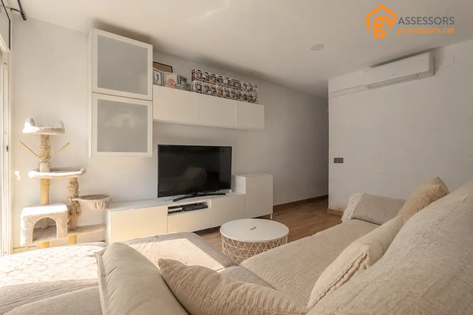 Sala d'estar de Pis en venda en Barcelona amb Aire condicionat, Parquet i Forn