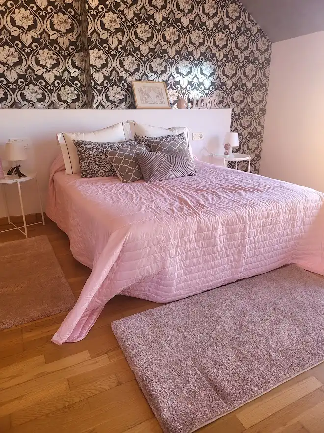Dormitori de Casa adosada de lloguer en Cangas  amb Calefacció, Jardí privat i Parquet
