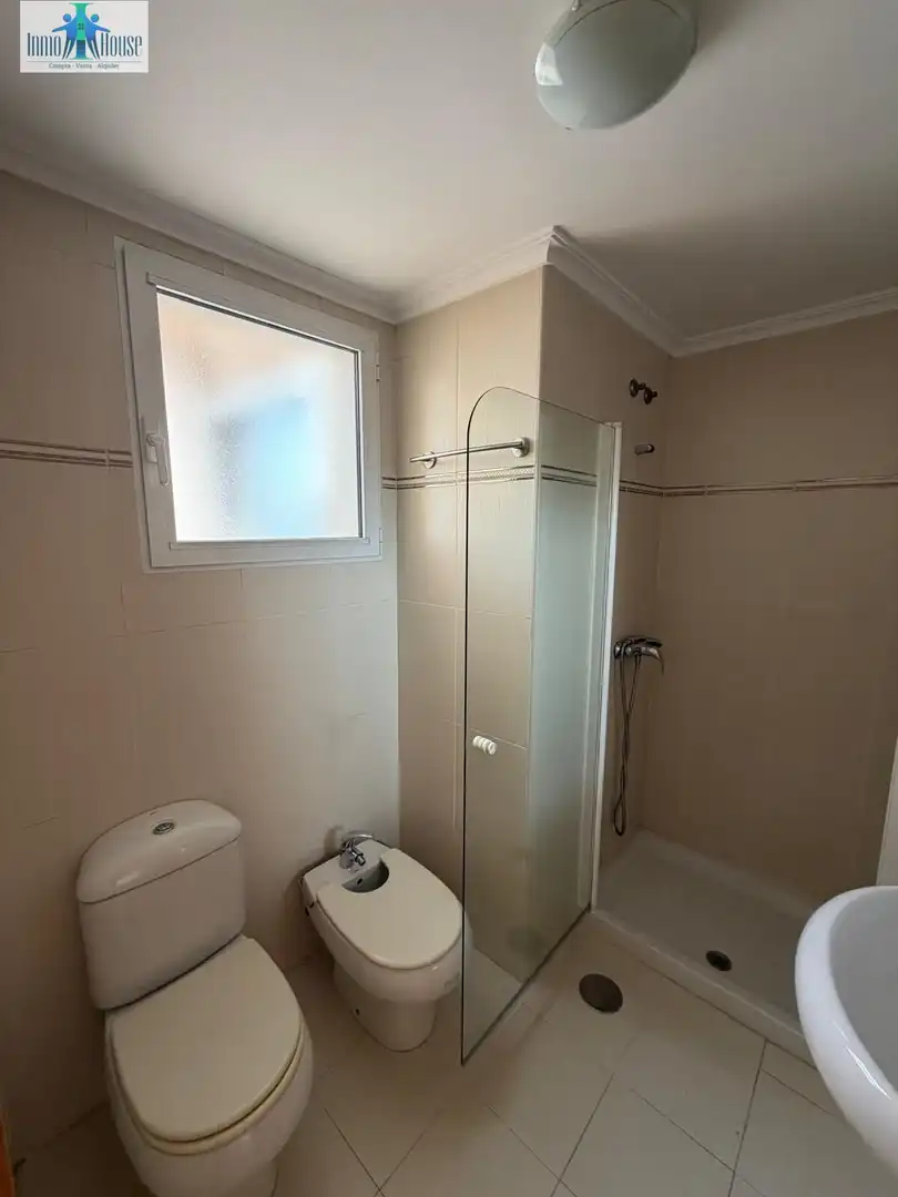 Badezimmer von Wohnung zur Miete in Albacete mit Klimaanlage, Heizung und Parkett