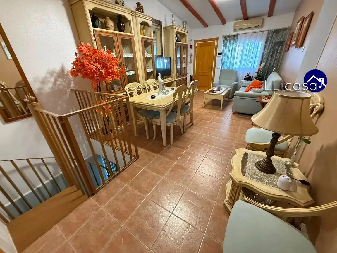 Sala de estar de Casa adosada en venta en La Pobla de Vallbona con Aire acondicionado, Jardín privado y Terraza