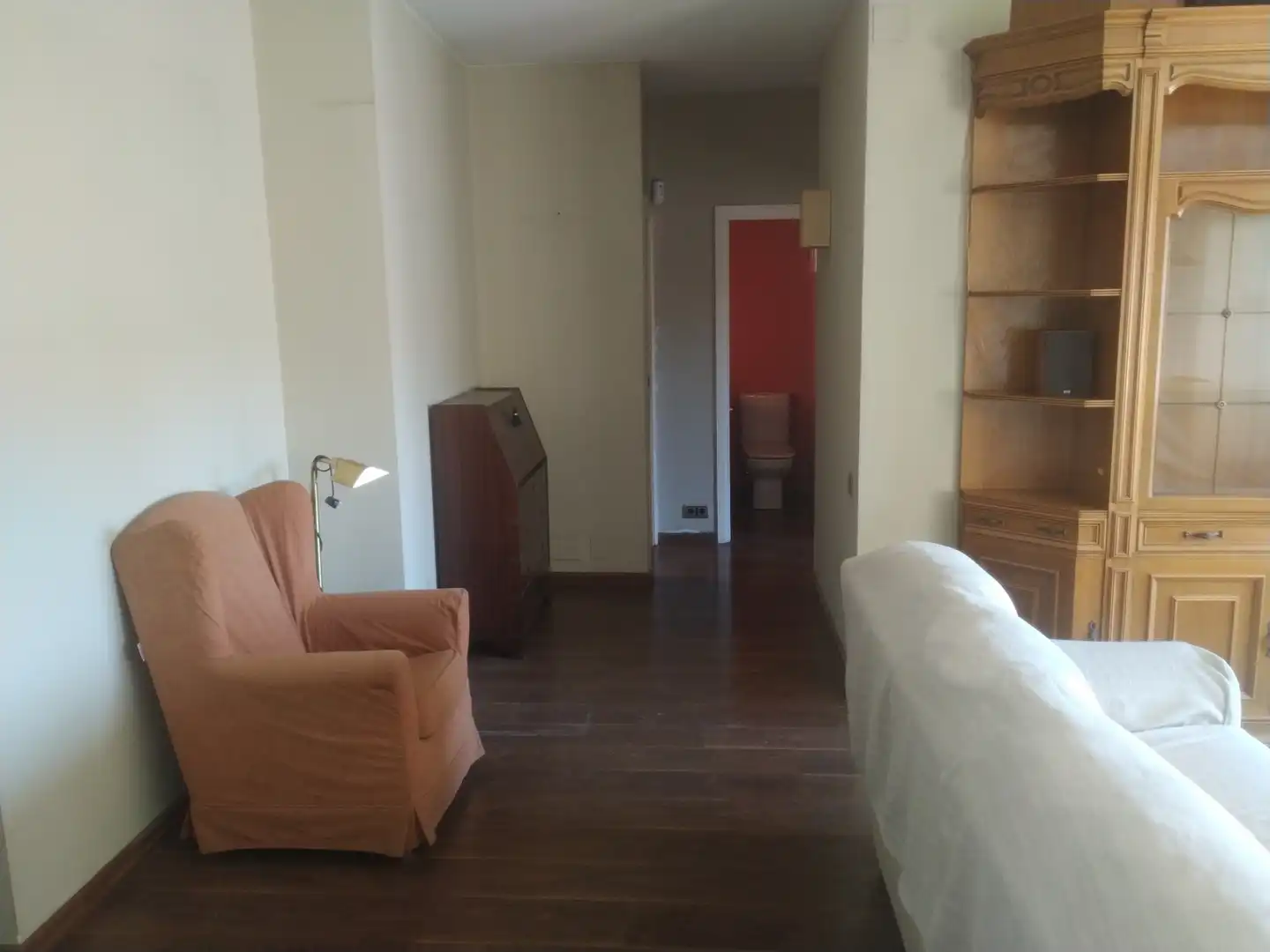 Schlafzimmer von Dachboden zur Miete in Barcelona mit Heizung, Ofen und Balkon