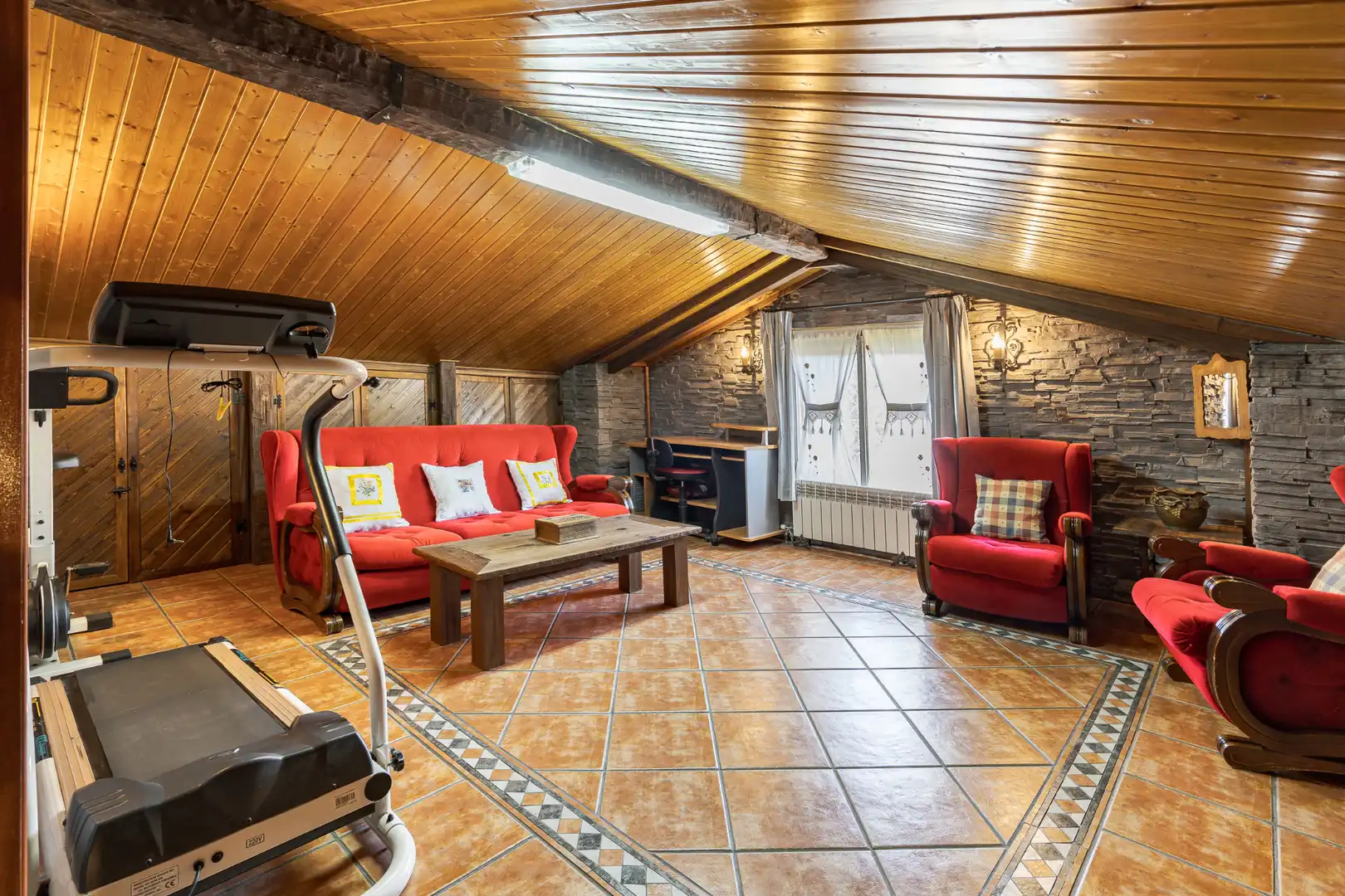 Sala d'estar de Casa o xalet en venda en Alcalá de Henares amb Calefacció, Jardí privat i Piscina