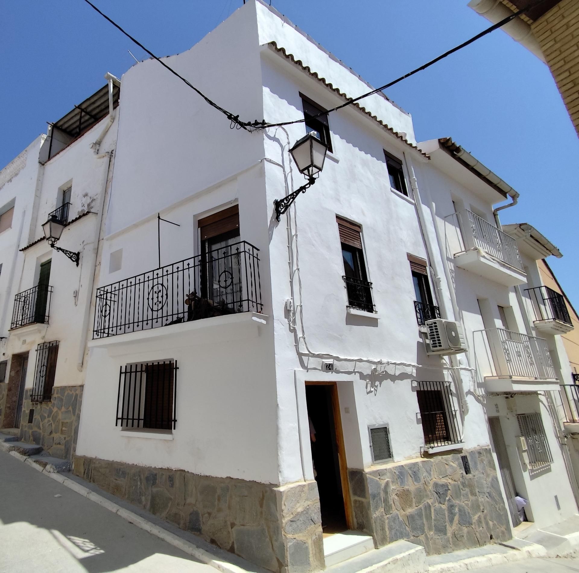 Vista exterior de Casa o xalet en venda en Calles amb Aire condicionat, Terrassa i Balcó