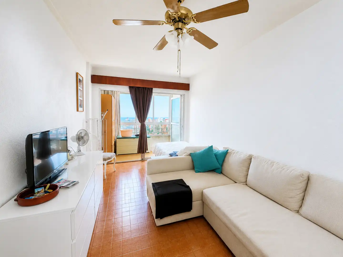Living room of Study for sale in Torremolinos  with Air Conditioner, Terrace and Microwave