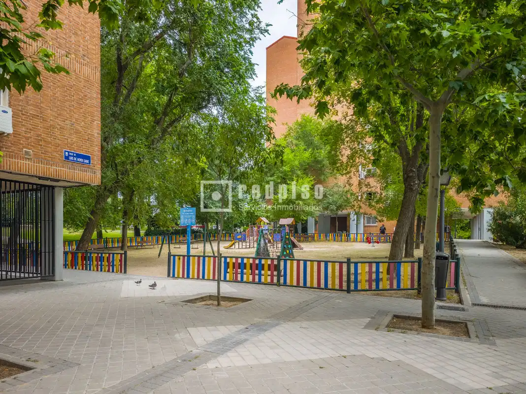 Vista exterior de Piso en venta en Madrid con Calefacción y Jardín privado