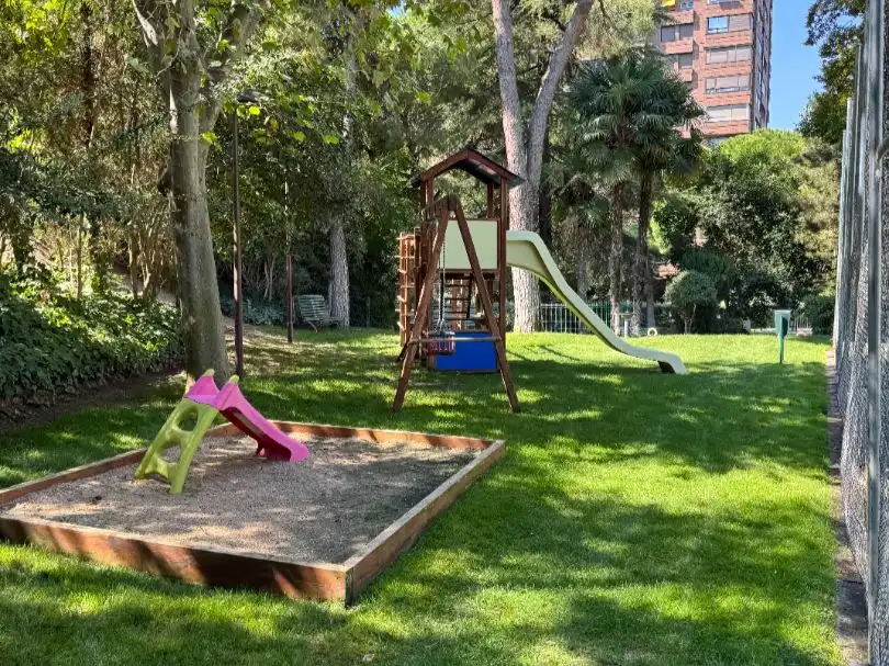 Jardí de Pis en venda en  Madrid Capital amb Aire condicionat, Terrassa i Piscina