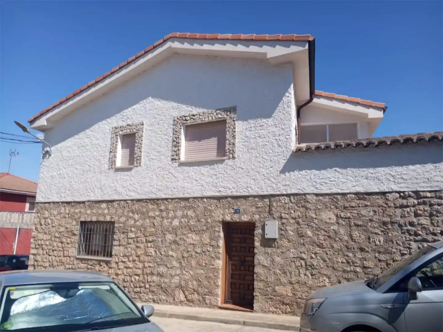 Vista exterior de Casa adosada en venda en Cubillas de Santa Marta amb Jardí privat, Traster i Moblat