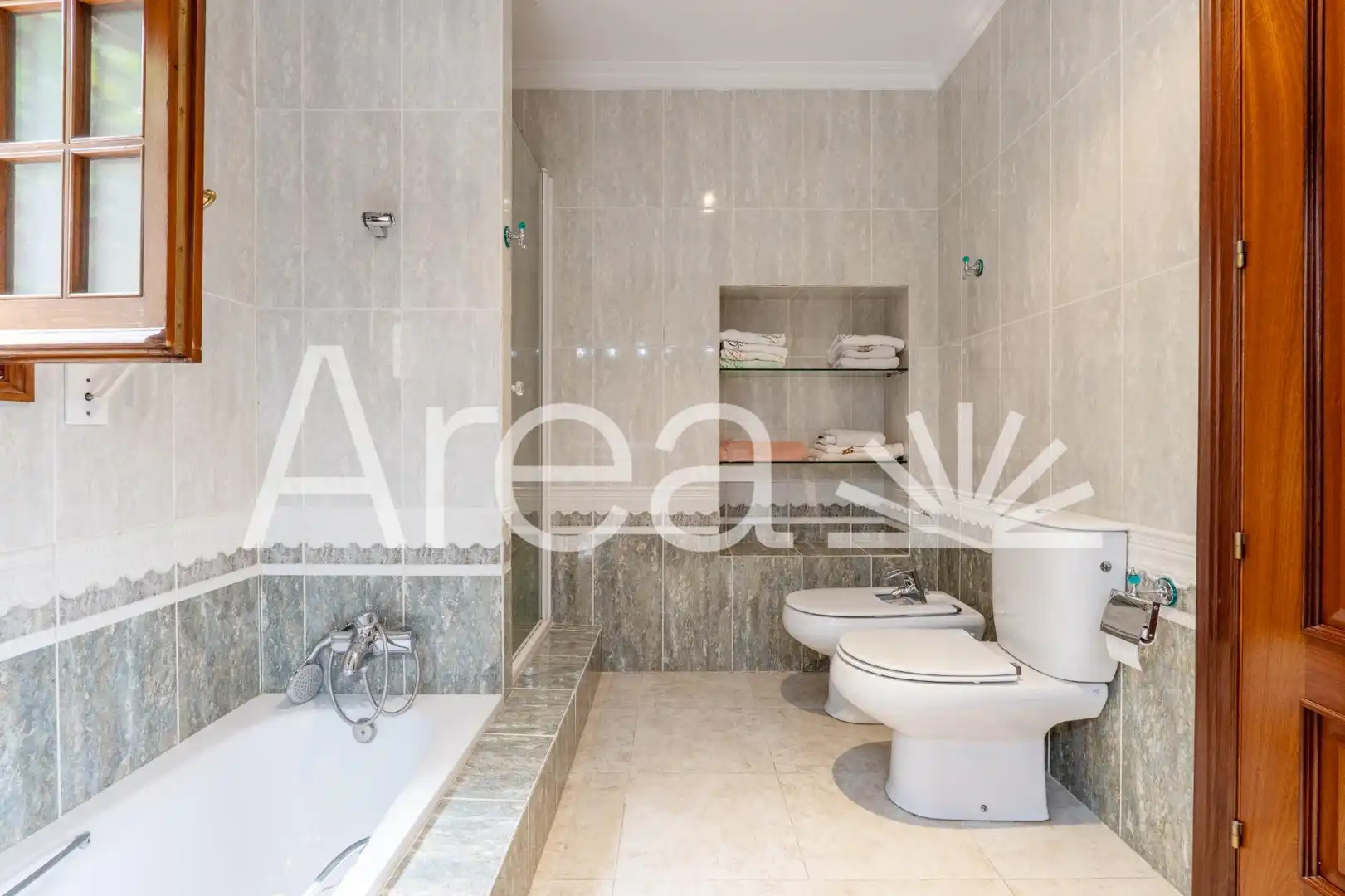 Bany de Casa o xalet en venda en Mataró amb Jardí privat, Terrassa i Piscina