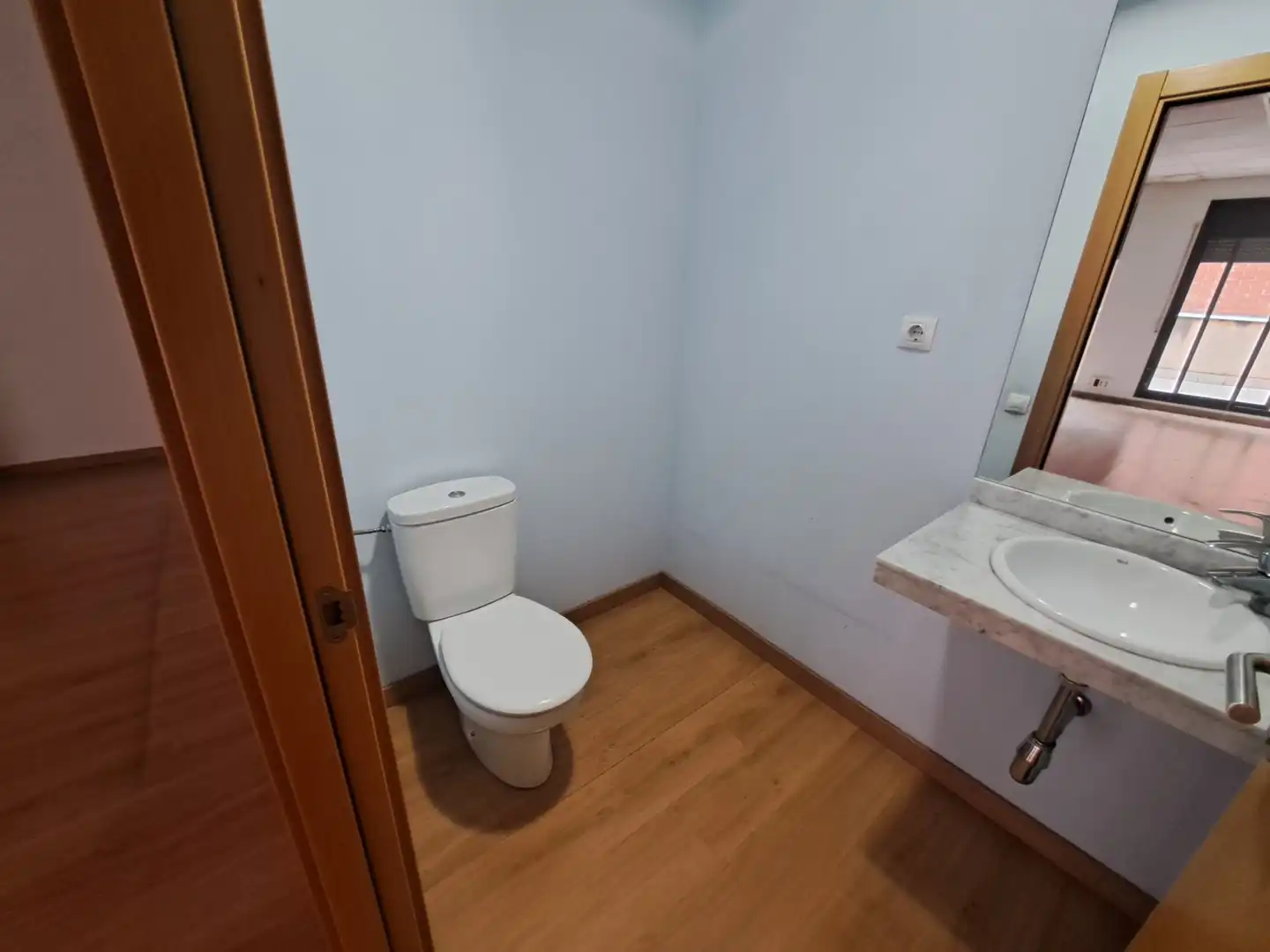 Bany de Local de lloguer en Rubí amb Aire condicionat