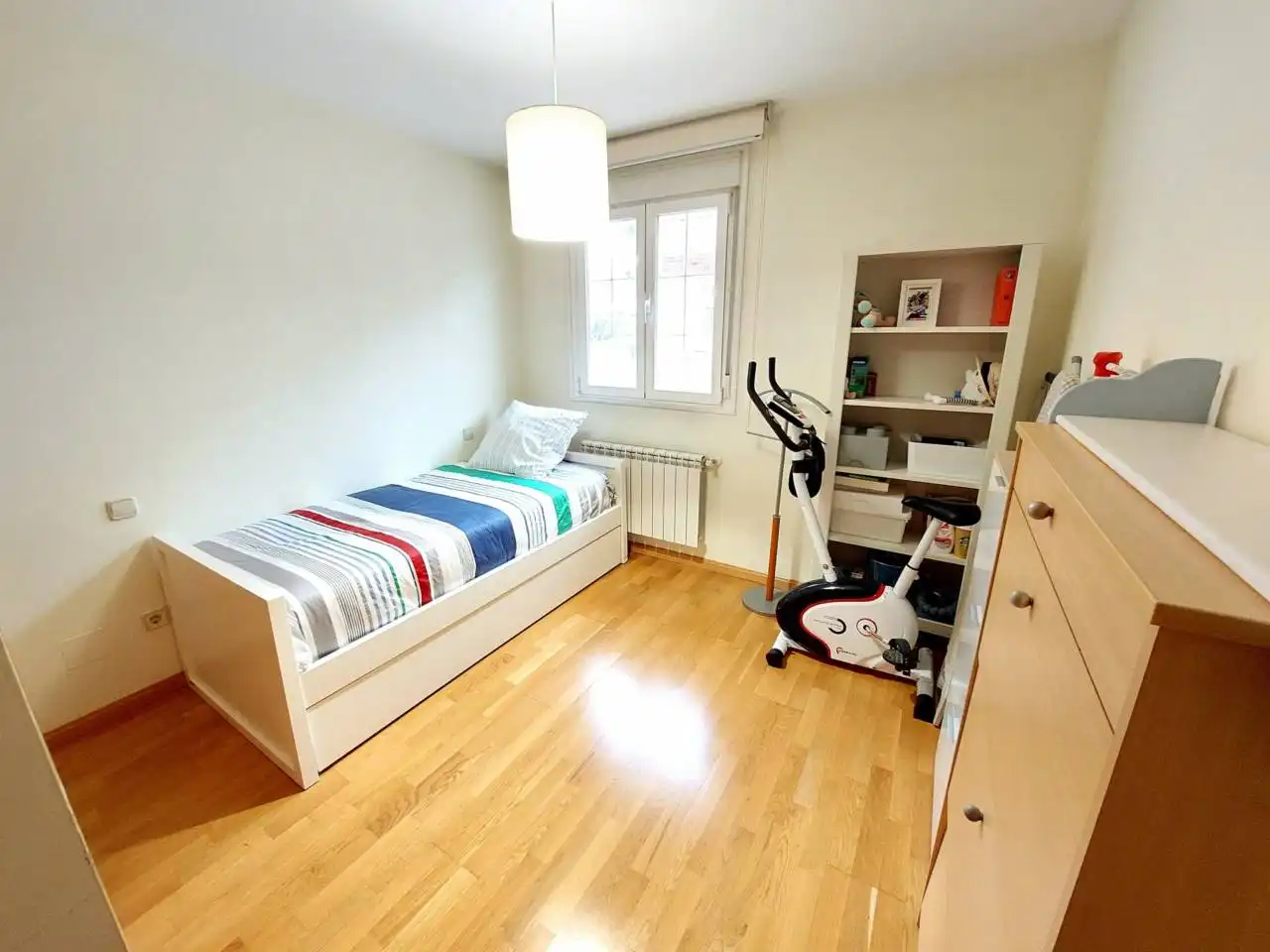 Habitación de Casa adosada en venta en Fuenlabrada con Aire acondicionado, Calefacción y Piscina comunitaria