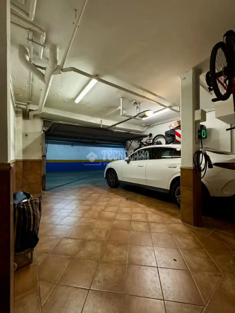 Parkplatz von Einfamilien-Reihenhaus zum Verkauf in Alcalá de Henares mit Klimaanlage, Heizung und Gemeinschaftspool