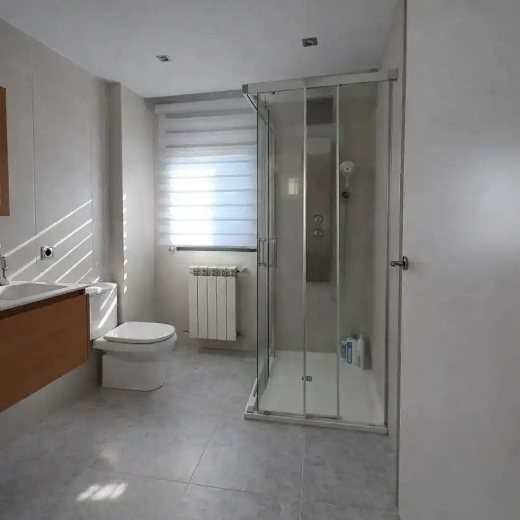 Badezimmer von Einfamilien-Reihenhaus zum Verkauf in Esteribar mit Heizung, Privatgarten und Terrasse