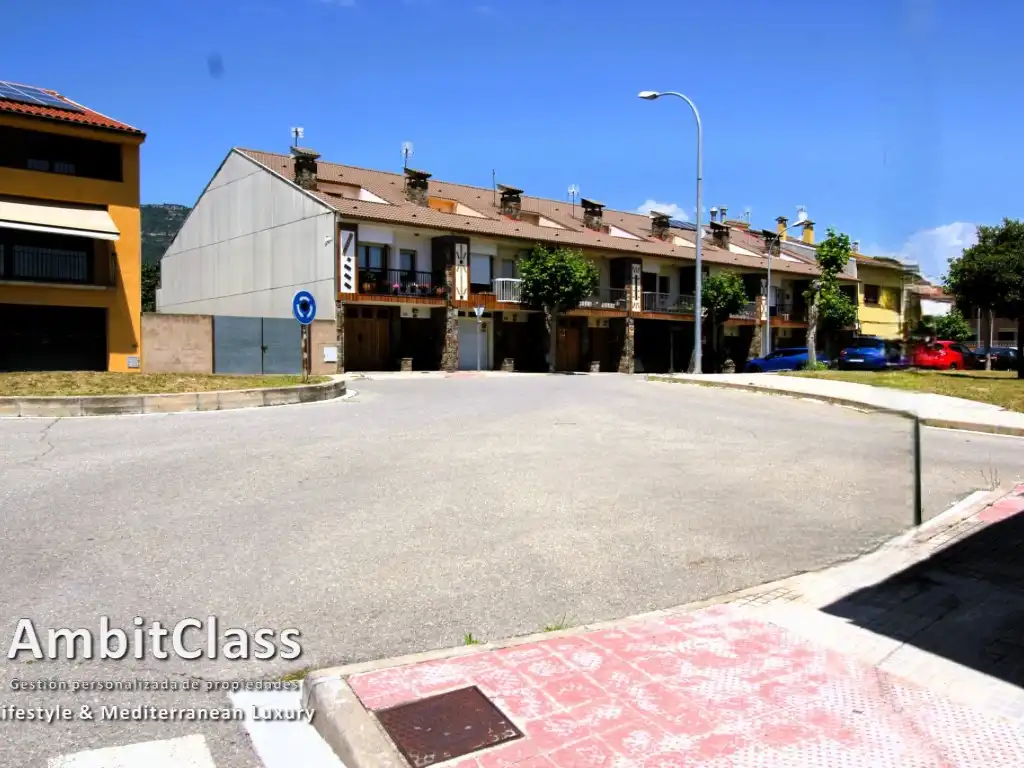 Vista exterior de Casa adosada en venda en Centelles amb Calefacció, Jardí privat i Terrassa