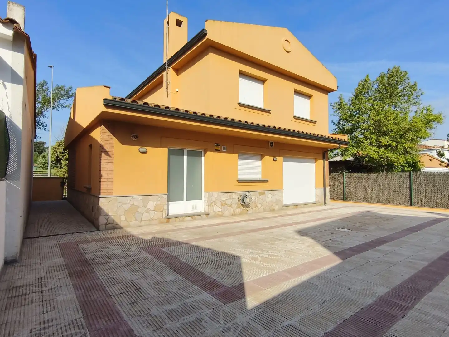 Vista exterior de Casa o xalet de lloguer en Quart amb Calefacció i Jardí privat