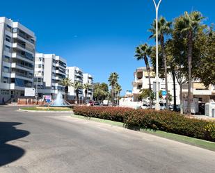 Vista exterior de Casa o xalet en venda en Rota amb Jardí privat, Terrassa i Traster