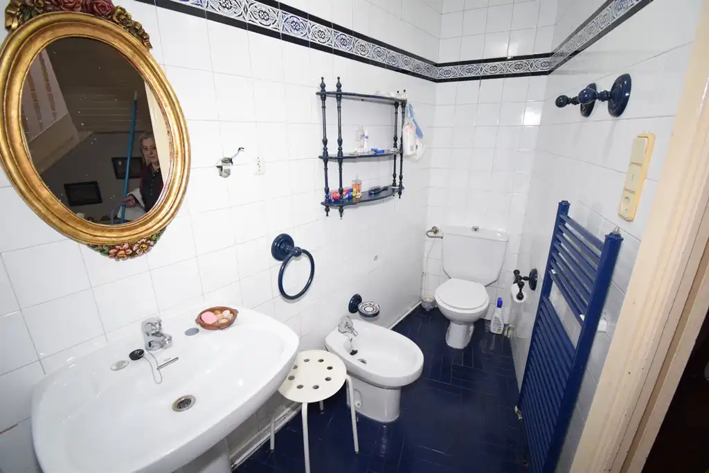 Baño de Casa adosada en venta en Pontedeume con Calefacción y Jardín privado