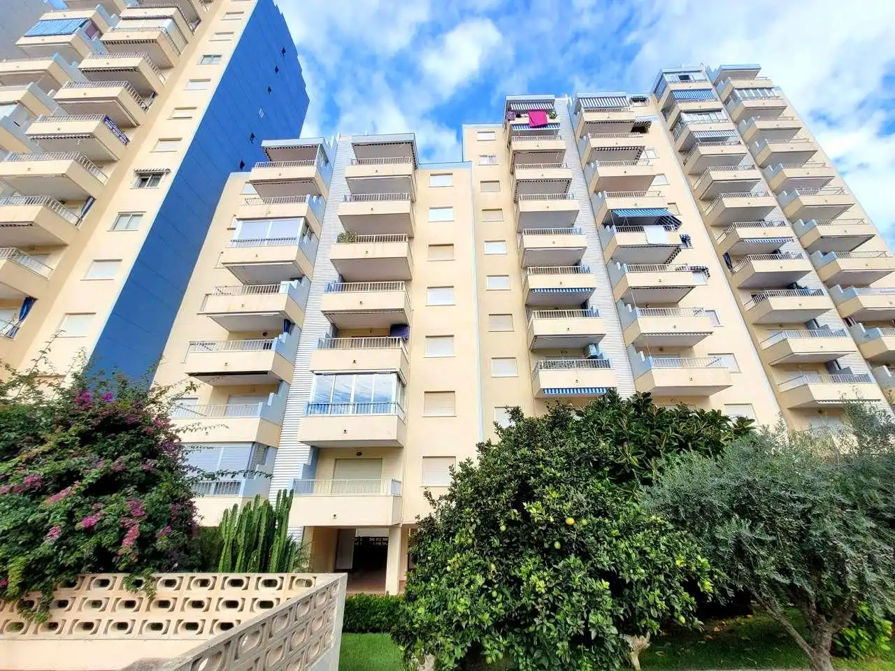 Vista exterior de Apartament de lloguer en Gandia amb Terrassa, Moblat i Piscina comunitària