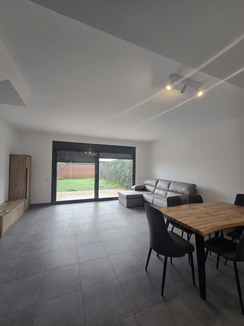 Sala de estar de Casa adosada para compartir en Lleida con Aire acondicionado, Calefacción y Jardín privado