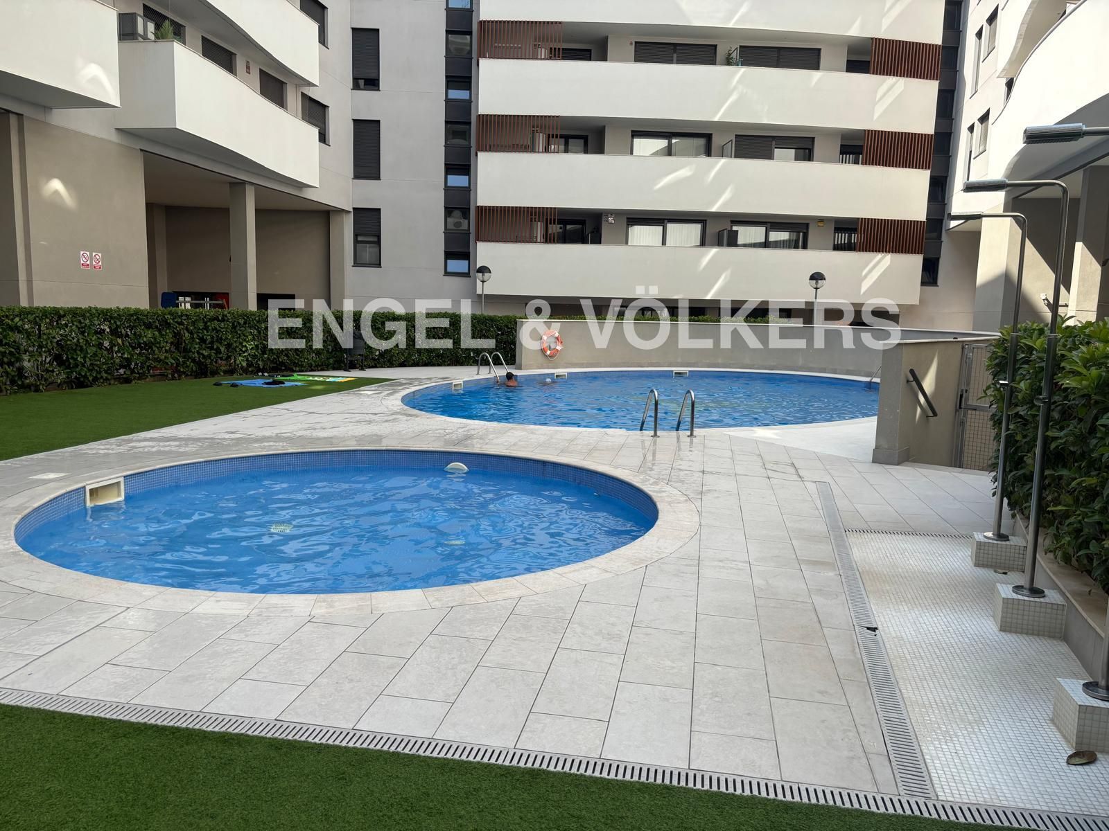 Swimming pool of Apartment to rent in L'Hospitalet de Llobregat  with Air Conditioner, Heating and Private garden