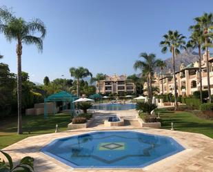 Vista exterior de Planta baixa de lloguer en Marbella amb Aire condicionat, Terrassa i Piscina