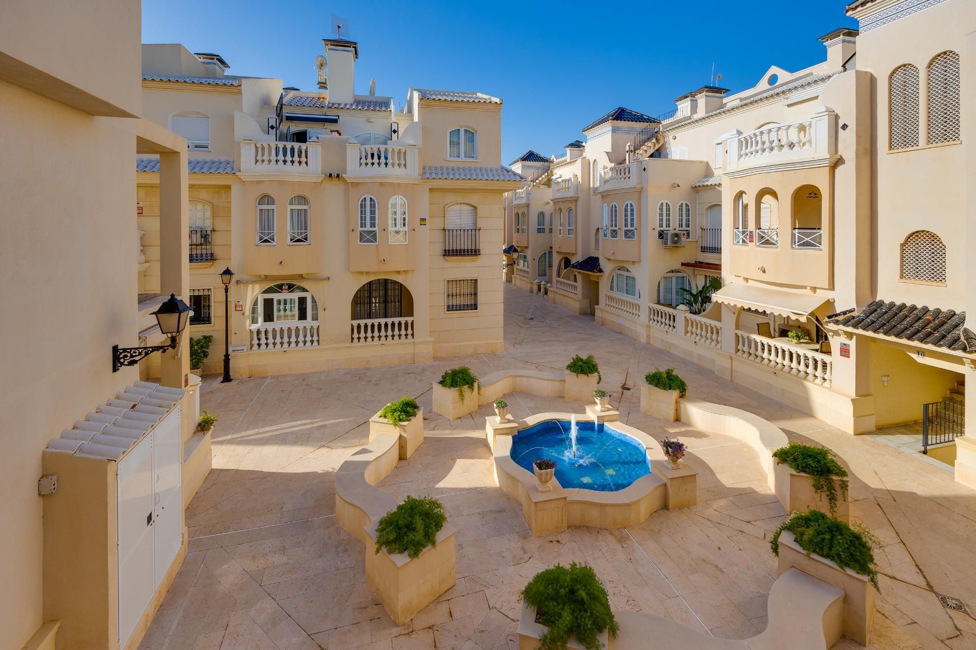 Vista exterior de Apartament en venda en Torrevieja amb Balcó i Piscina comunitària