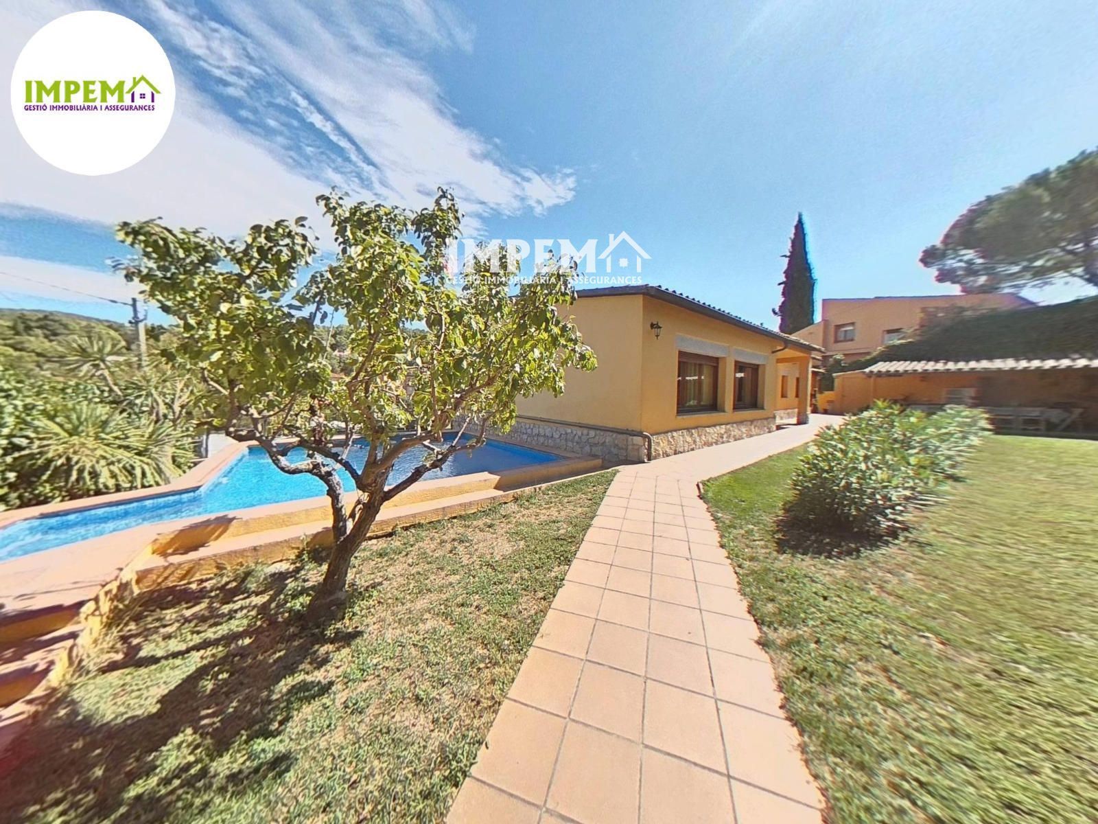Vista exterior de Casa o xalet en venda en La Llacuna amb Calefacció, Terrassa i Piscina