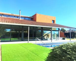 Vista exterior de Casa o xalet en venda en Cervià de Ter amb Aire condicionat, Jardí privat i Terrassa