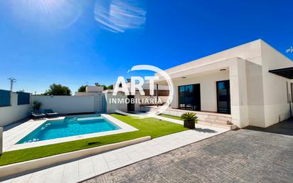 Vista exterior de Casa o xalet en venda en Paterna amb Aire condicionat, Jardí privat i Terrassa