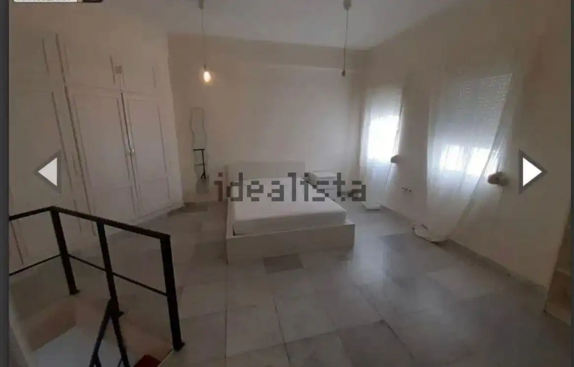 Dormitori de Dúplex de lloguer en Sevilla amb Aire condicionat i Moblat
