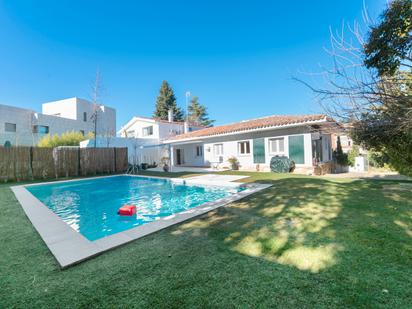 Swimming pool of Single-family semi-detached to rent in  Madrid Capital  with Air Conditioner, Heating and Private garden