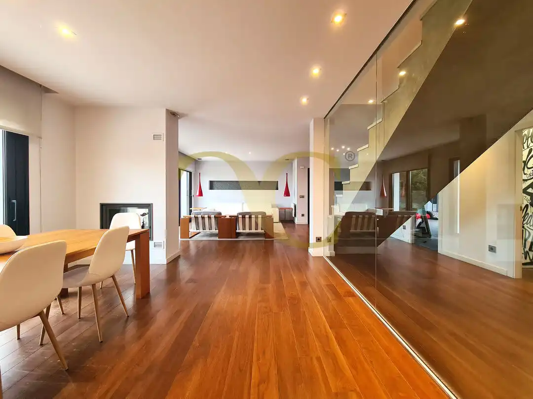 Sala d'estar de Casa o xalet en venda en Oviedo  amb Calefacció, Jardí privat i Terrassa