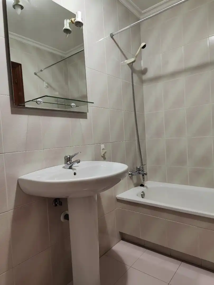 Baño de Piso de alquiler en Pontevedra Capital  con Calefacción, Trastero y Horno