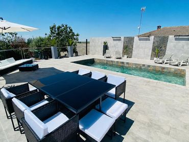 Casa con piscina en venta en TULIPANES