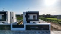 Vista exterior de Casa o xalet en venda en Alcalá del Río amb Jardí privat, Terrassa i Piscina