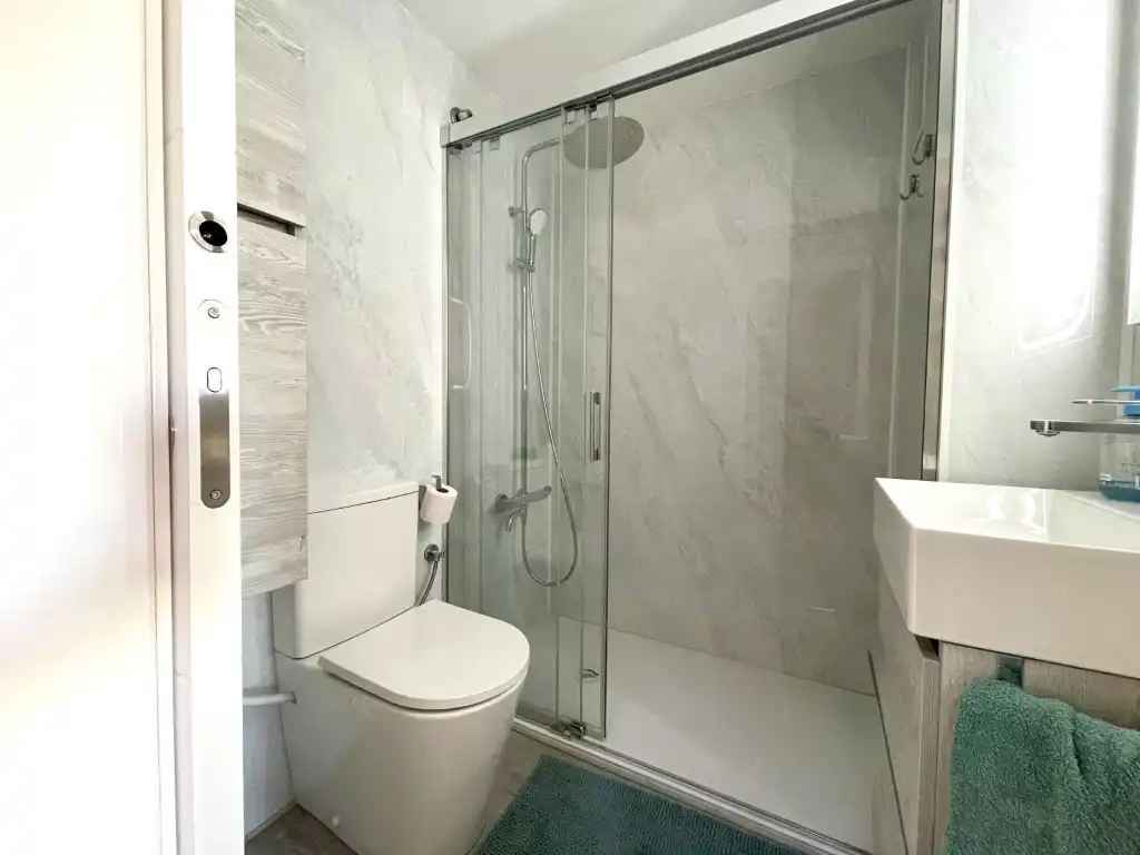Badezimmer von Wohnungen zur Miete in Benicasim / Benicàssim mit Klimaanlage, Privatgarten und Terrasse