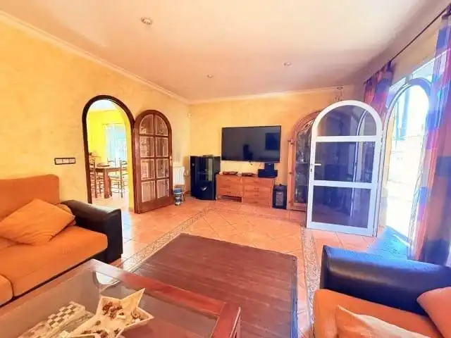 Sala d'estar de Casa o xalet en venda en L'Alfàs del Pi amb Aire condicionat, Calefacció i Jardí privat