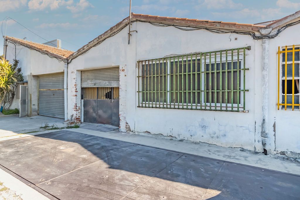 Vista exterior de Nau industrial en venda en Sant Vicenç de Castellet