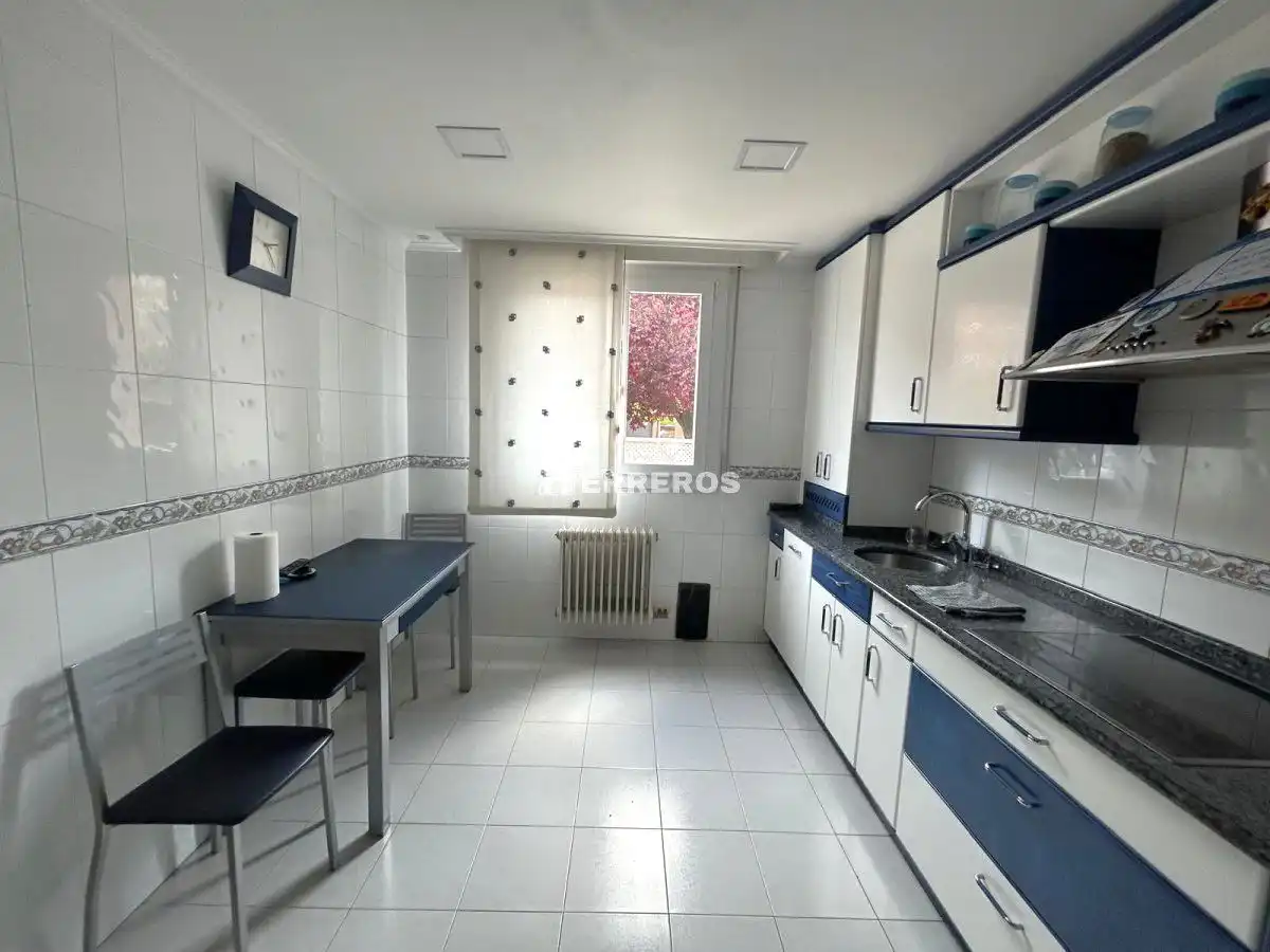 Cocina de Casa adosada en venta en  Logroño con Aire acondicionado, Calefacción y Jardín privado