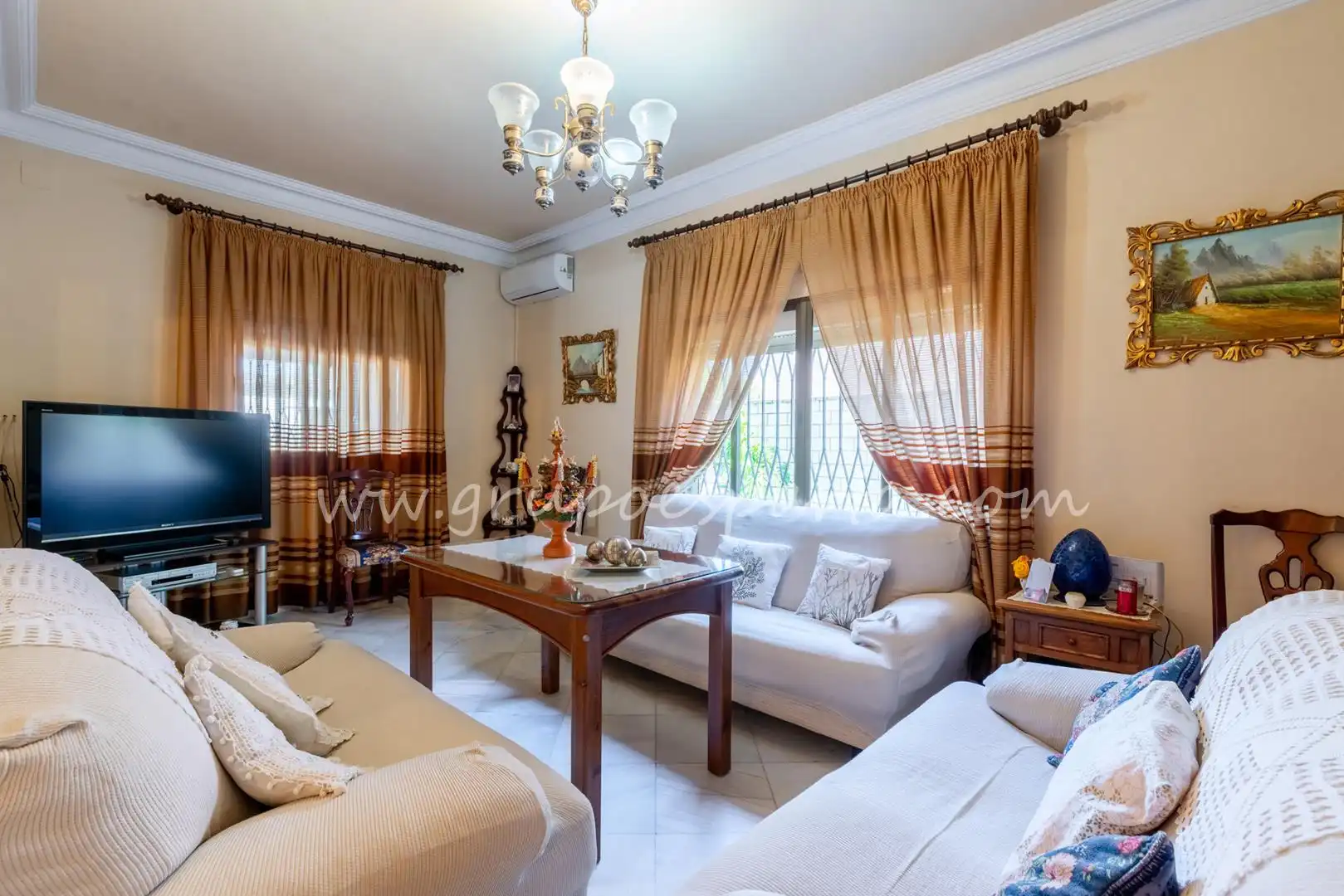 Sala d'estar de Casa o xalet en venda en Espartinas amb Aire condicionat, Jardí privat i Terrassa