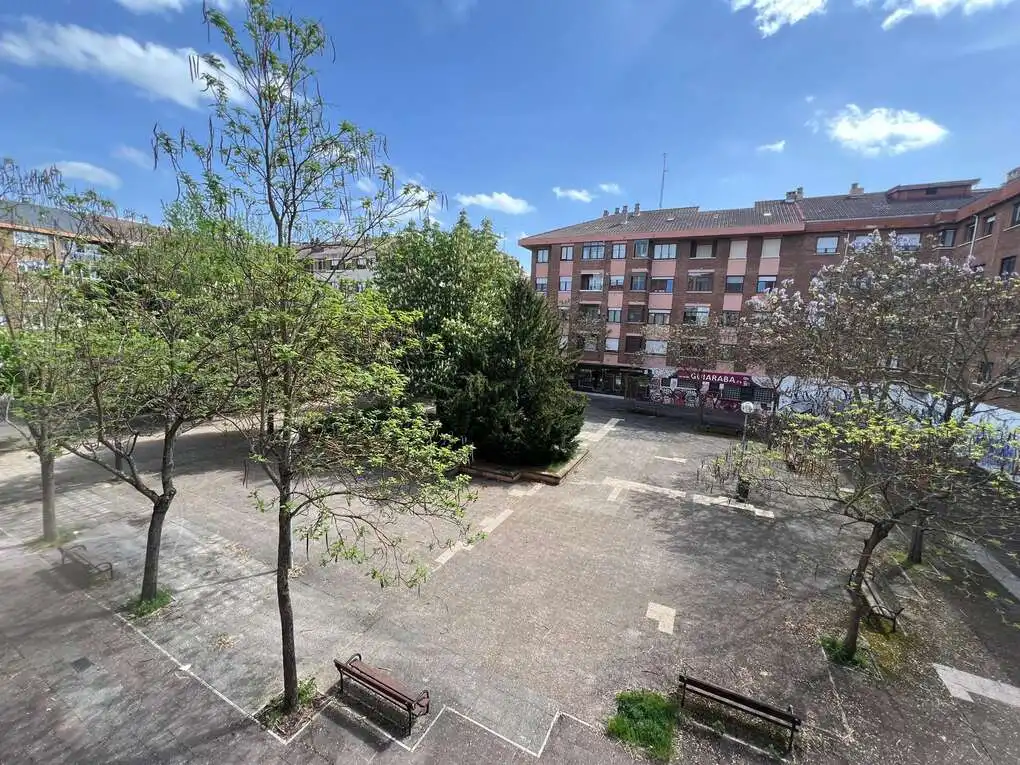 Vista exterior de Piso en venta en Vitoria - Gasteiz con Calefacción, Trastero y Amueblado