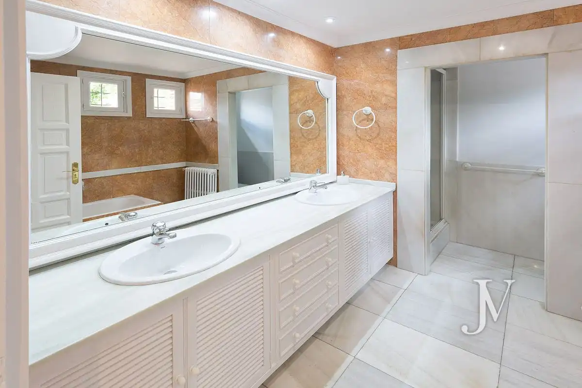 Bathroom of Houses for rent in Madrid  with Air Conditioner, Heating and Private garden