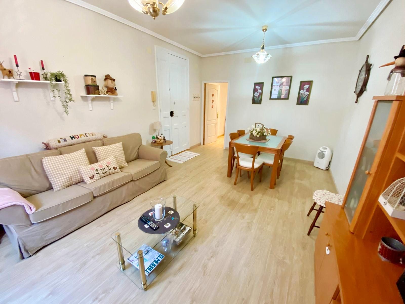 Sala d'estar de Pis en venda en Gijón  amb Parquet i Balcó