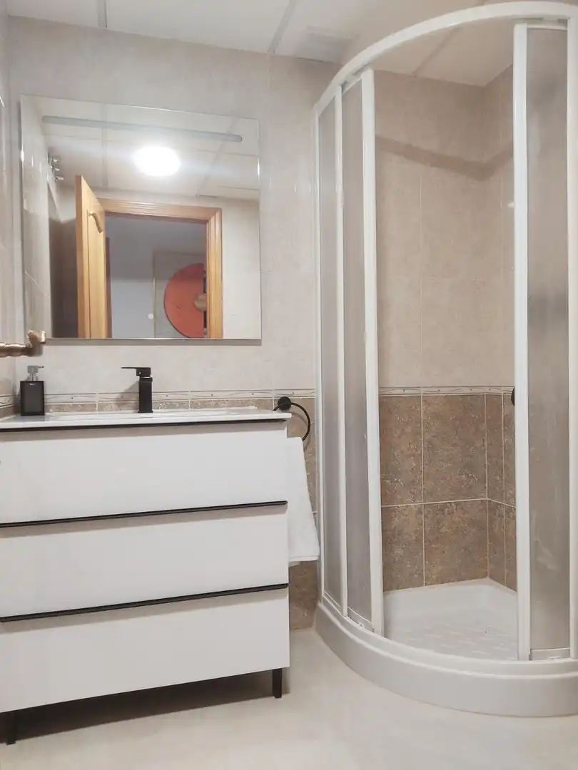 Baño de Piso de alquiler en Roquetas de Mar con Aire acondicionado, Jardín privado y Terraza